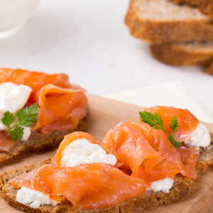 http://localhost/vallelata_old/wp-content/uploads/2014/11/009_Cialda-di-pane-nero-salmone-affumicato-e-Burrata.-Ricetta.jpg