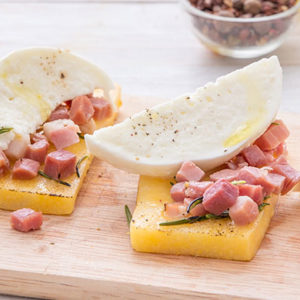 http://localhost/vallelata_old/wp-content/uploads/2015/05/089_crostinipolenta_speck_mozzarella_ricetta.jpg