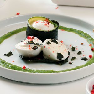 “Sushi” vegetale di bocconcino con alga nori e zucchina