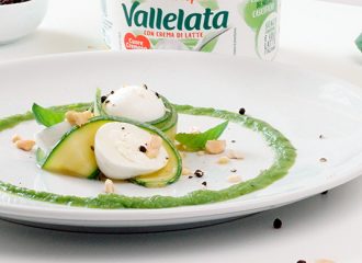 “Tartelletta” di carpaccio di zucchina con bocconcino e nocciole